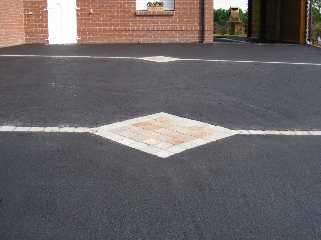 mise en oeuvre d'enrobés Hecq TP (Travaux Publics) 59 - aménagement extérieur - assainissement - Maubeuge Valenciennes Cambrai Douai Lille Saint Quentin