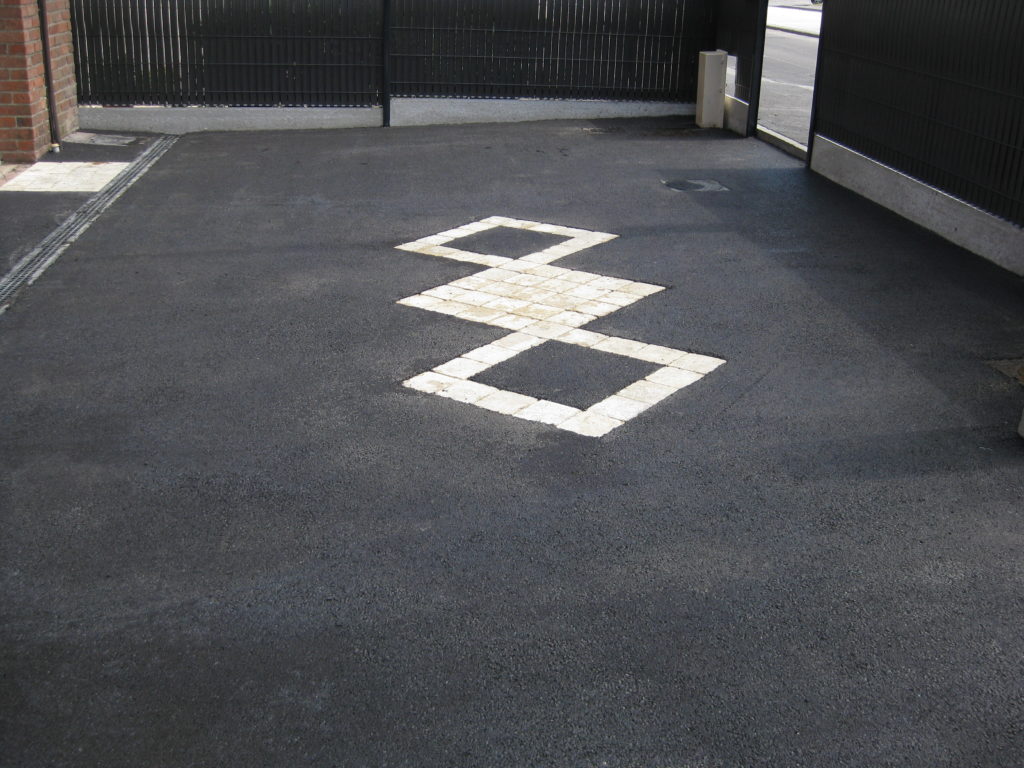 mise en oeuvre d'enrobés Hecq TP (Travaux Publics) 59 - aménagement extérieur - assainissement - Maubeuge Valenciennes Cambrai Douai Lille Saint Quentin